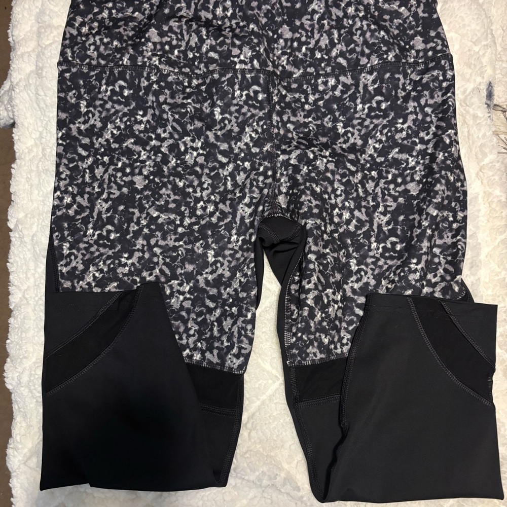 Avia Black and Gray Patterned Capris
